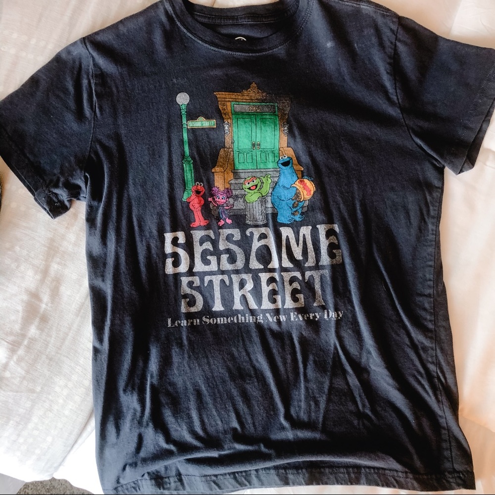GRAPHIC TEE